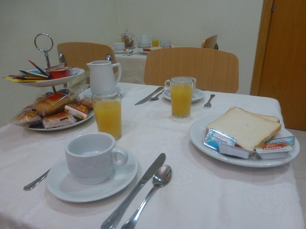 Hostal El Val Alcalá de Henares Zewnętrze zdjęcie