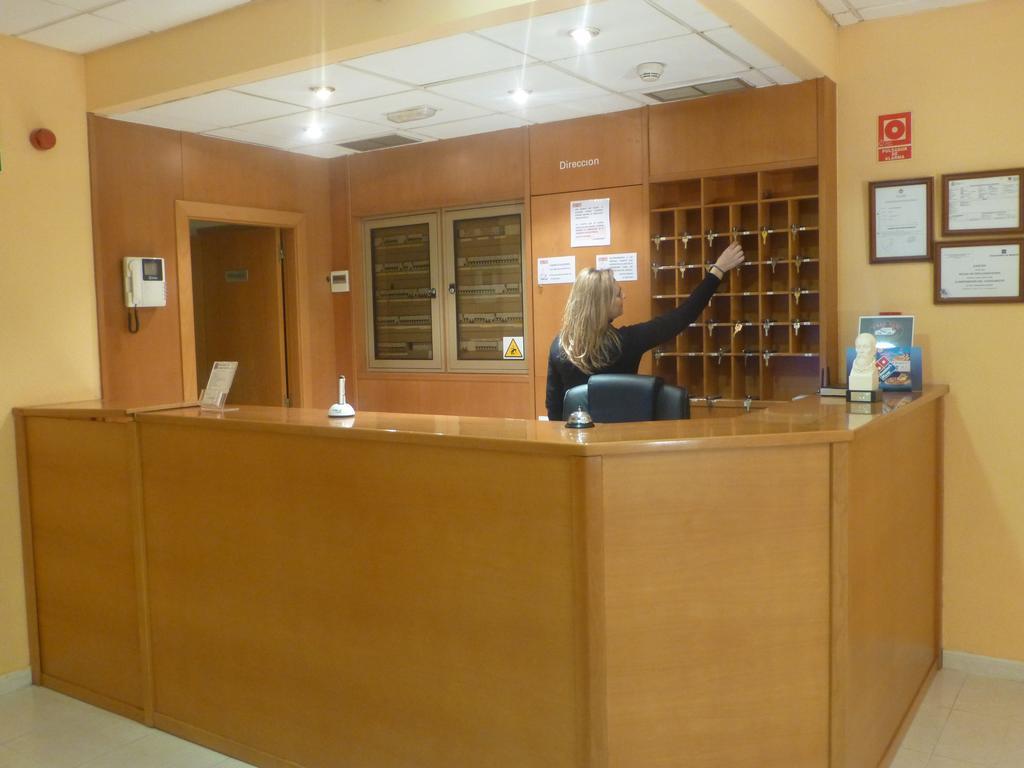 Hostal El Val Alcalá de Henares Zewnętrze zdjęcie