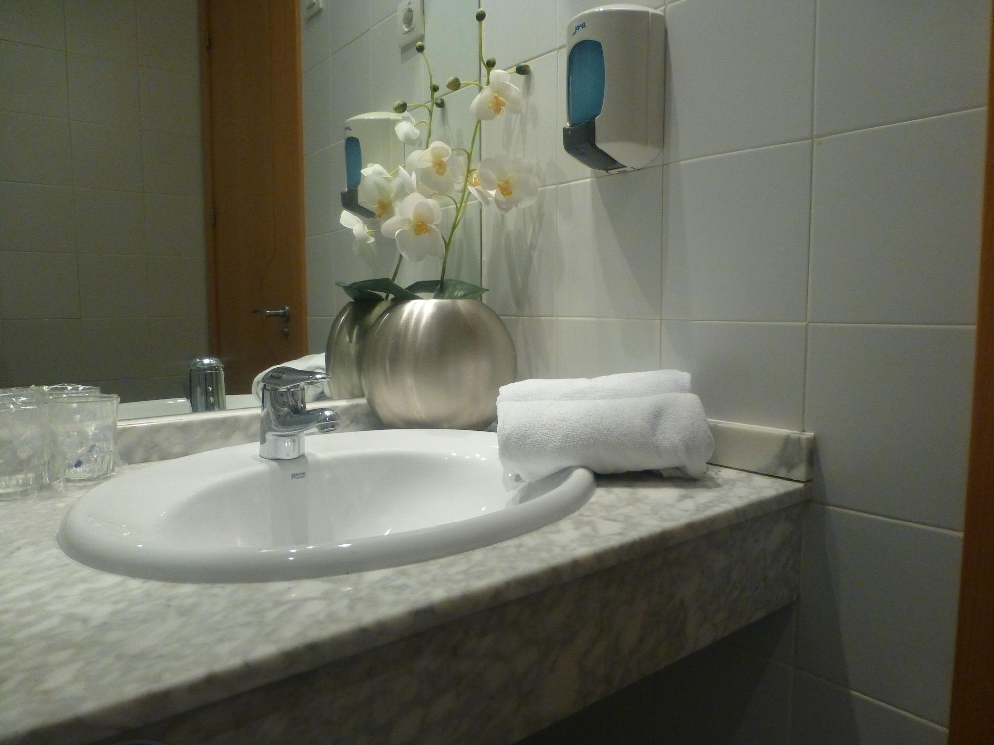 Hostal El Val Alcalá de Henares Zewnętrze zdjęcie